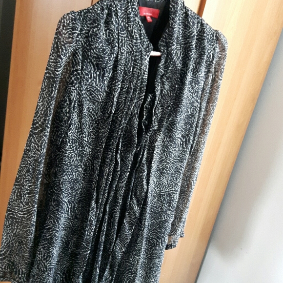 Clothing - Picture 7 of 8